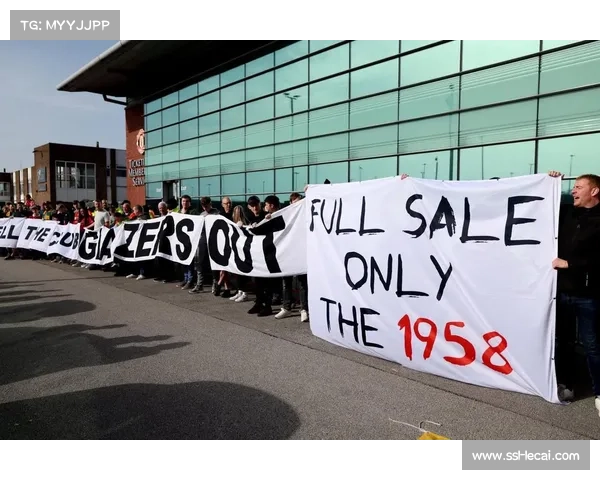 曼联球迷热情庆祝，老特拉福德气氛沸腾